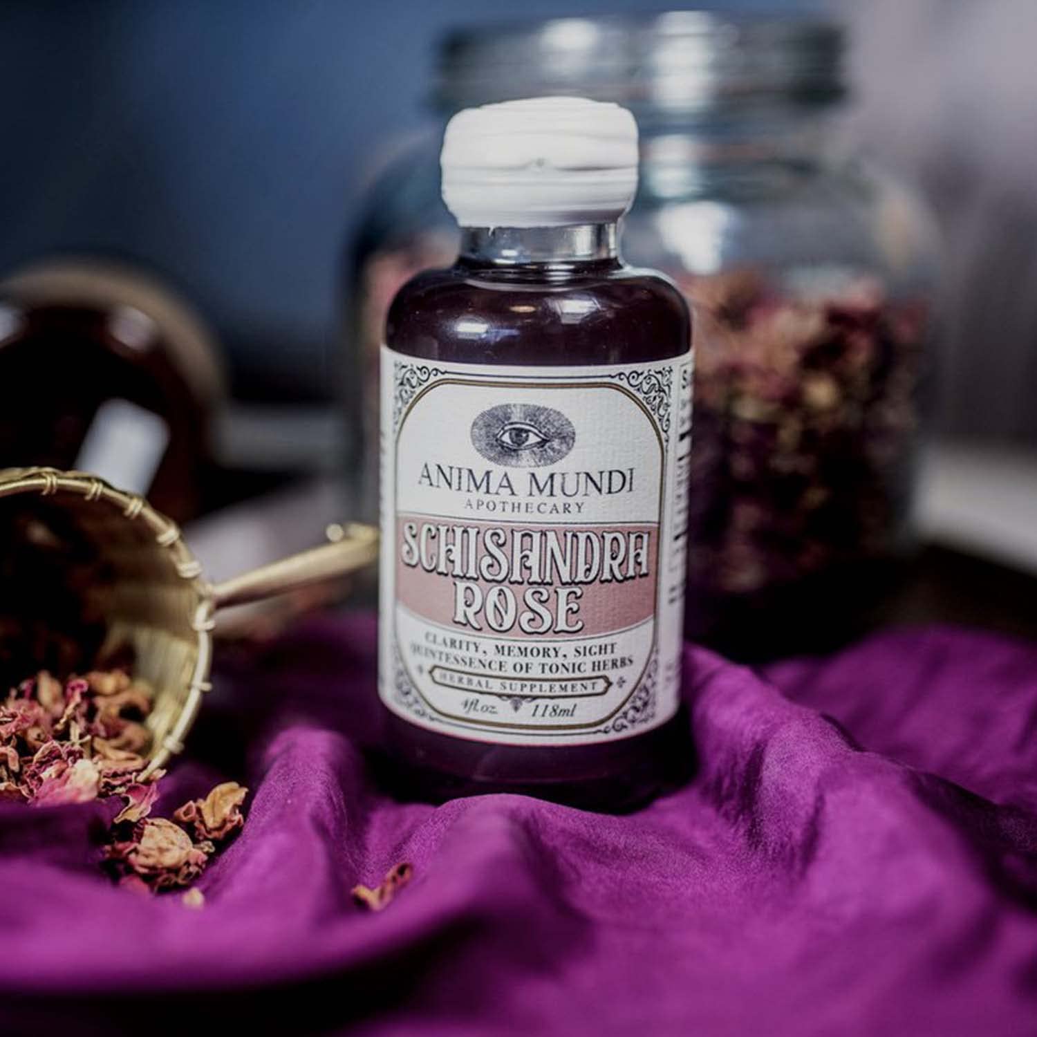 Anima Mundi Schisandra Rose Elixir – baies schizandra en gros plan inspirant énergie adaptogène.