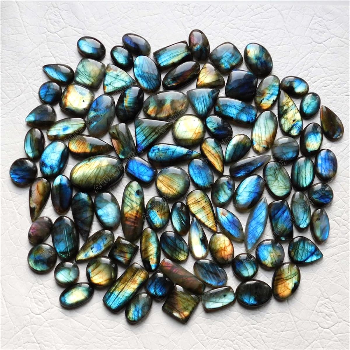 Labradorite Anlingem, reflets arc-en-ciel, touche lumineuse à chaque lumière.