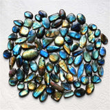 Labradorite Anlingem, reflets arc-en-ciel, touche lumineuse à chaque lumière.