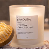 Chambre romantique avec la bougie Anovina Champagne Toast, atmosphère chaleureuse.
