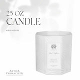 Boîte à charnière luxueuse contenant la bougie et des accessoires raffinés.