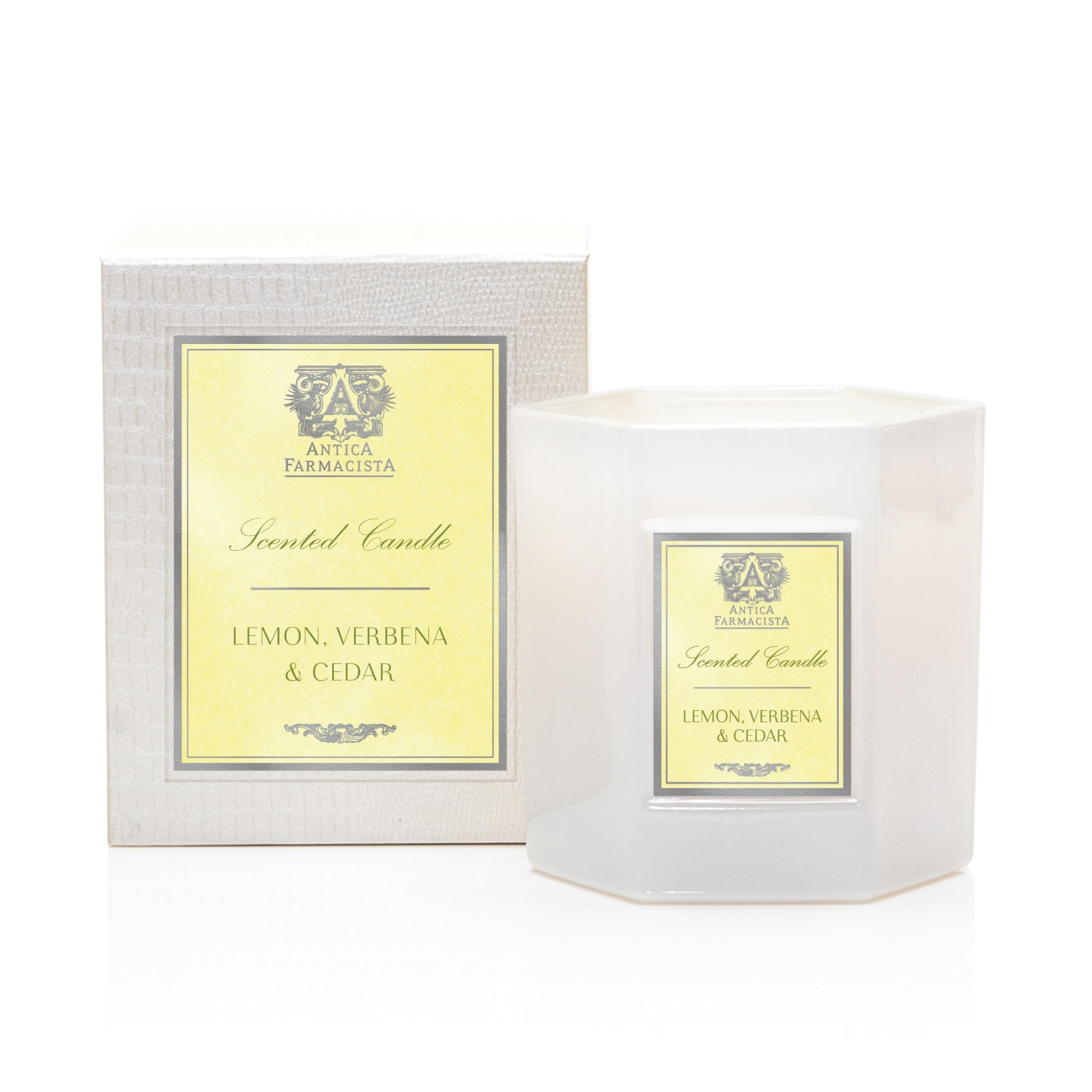 Bougie Antica Farmacista triple-filaments citron-verbena-cèdre pour une ambiance lumineuse.