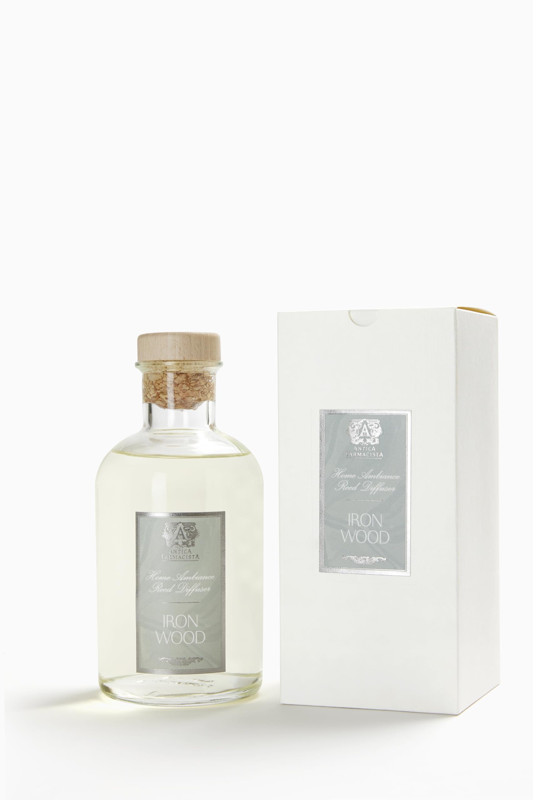 Bâtons Roseau Antica Farmacista montrant diffusion soutenue et parfum luxueux.