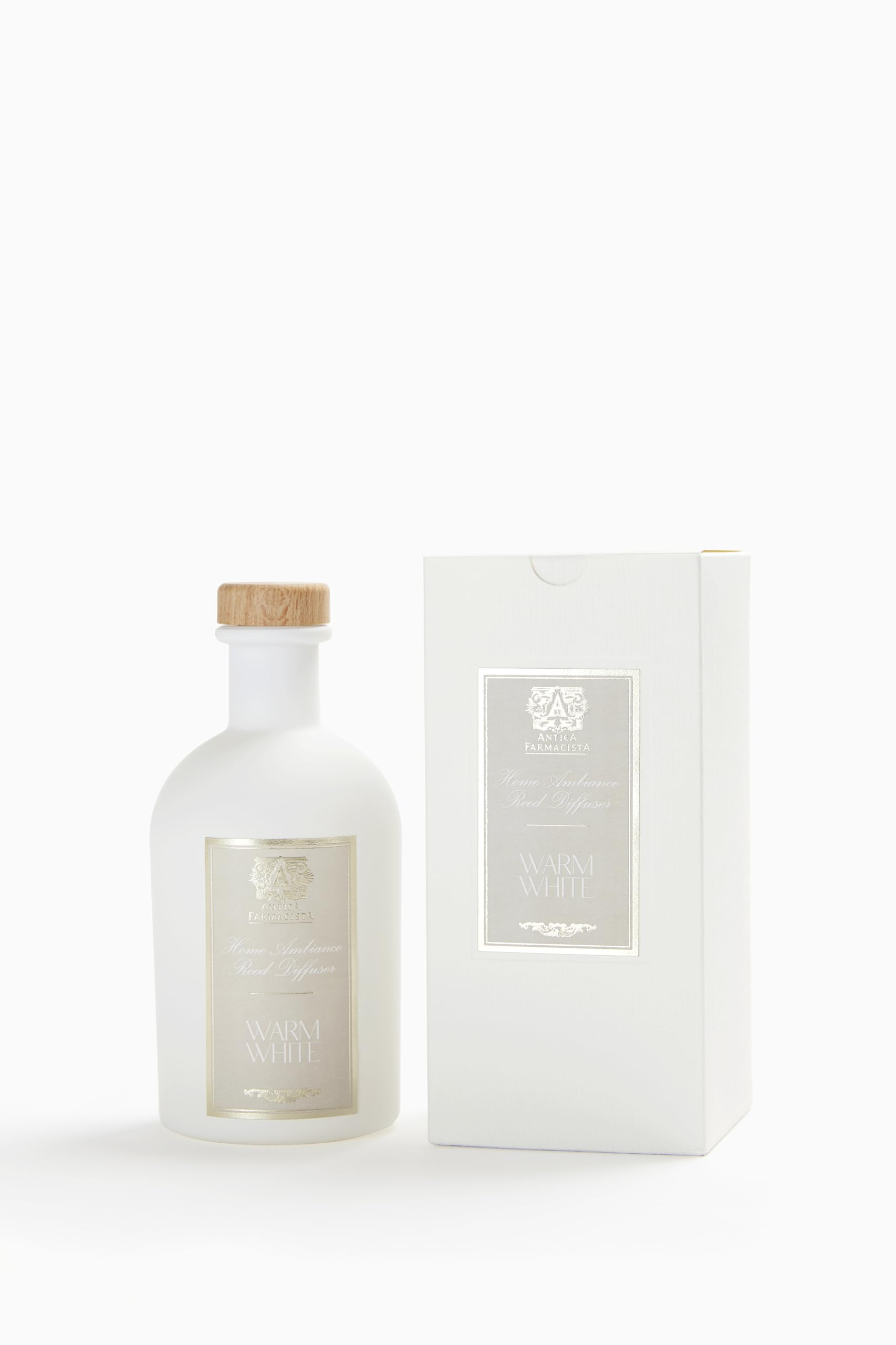 Antica Farmacista Diffuseur bouteille apothicaire: réservoir élégant libérant le parfum via les tiges.