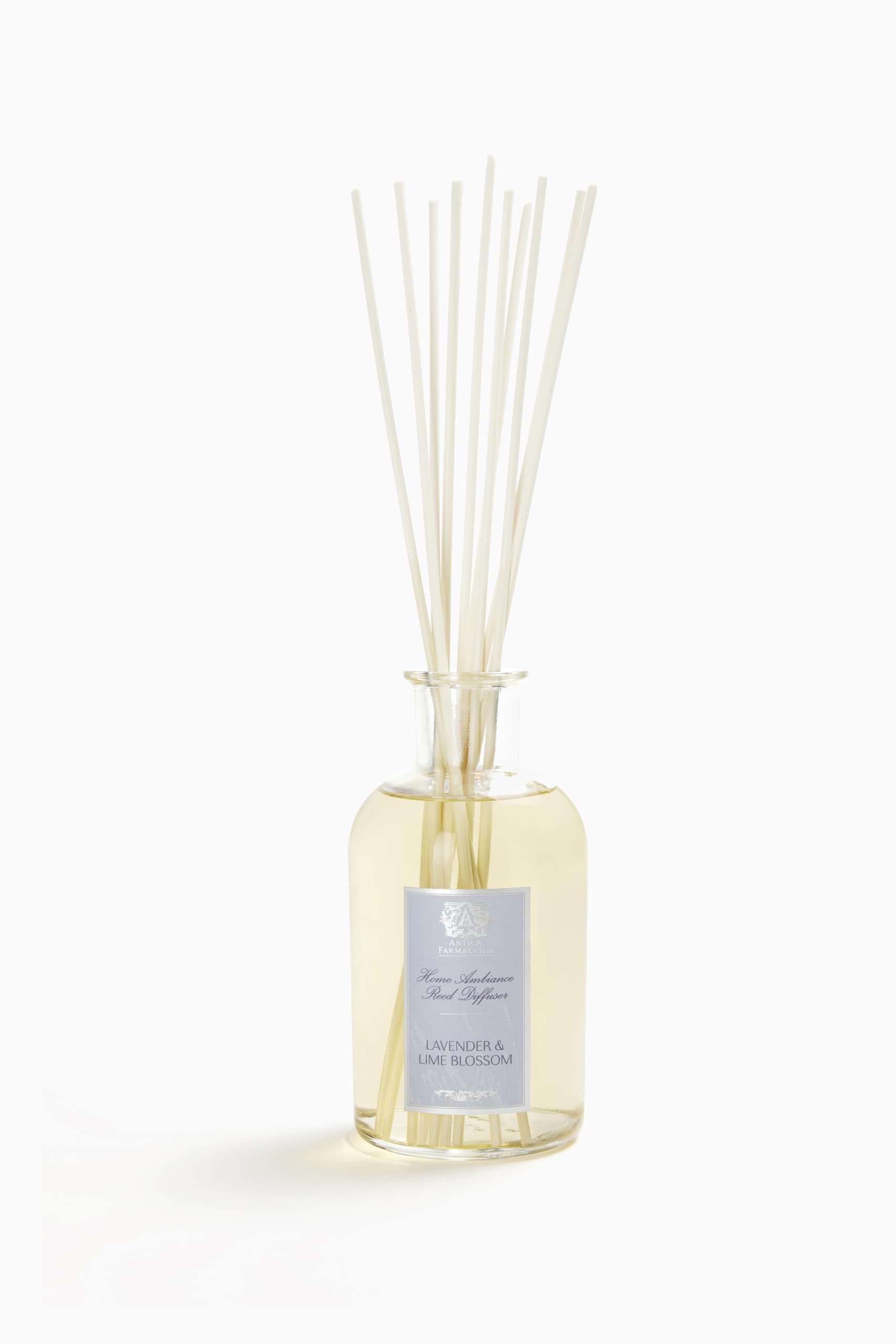 Diffuseur d'ambiance Antica Farmacista avec une bouteille lavande-lime, parfum durable pour le salon.