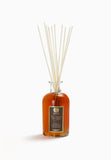 Diffuseur Antica Farmacista: bouteille en verre et roseaux pour une diffusion durable dans votre salon.