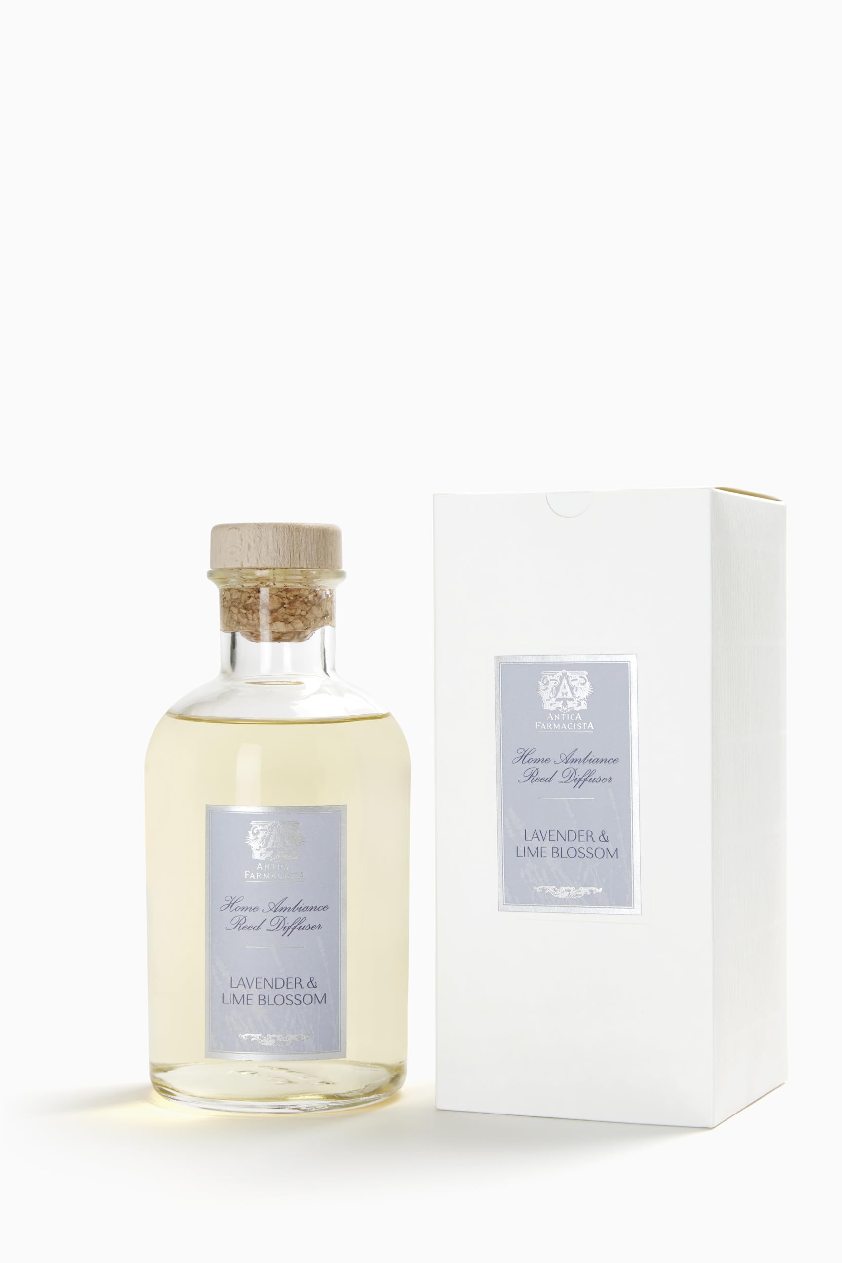 Diffuseur d'ambiance Antica Farmacista avec roseaux lavande-lime, parfum subtil et élégant.