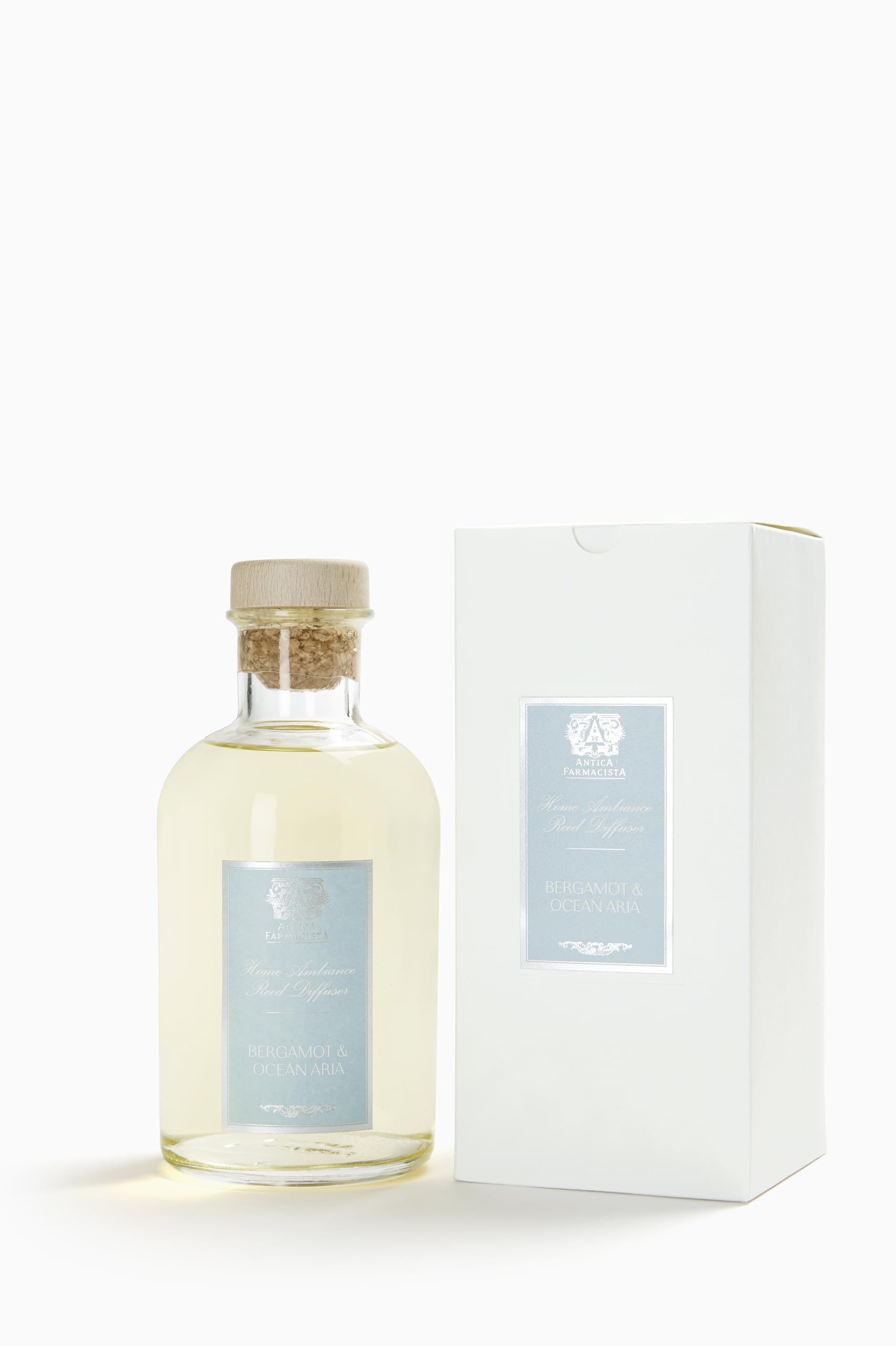 Roseaux et emballage luxe d'Antica Farmacista, diffusion élégante et personnalisable.