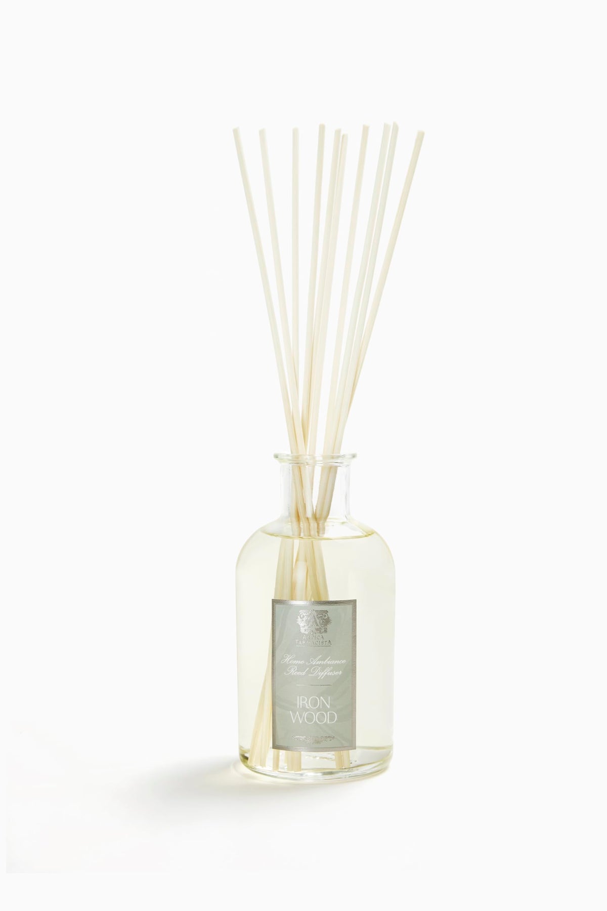 Diffuseur Antica Farmacista en verre élégant avec bois Ironwood, diffusion longue et raffinée.