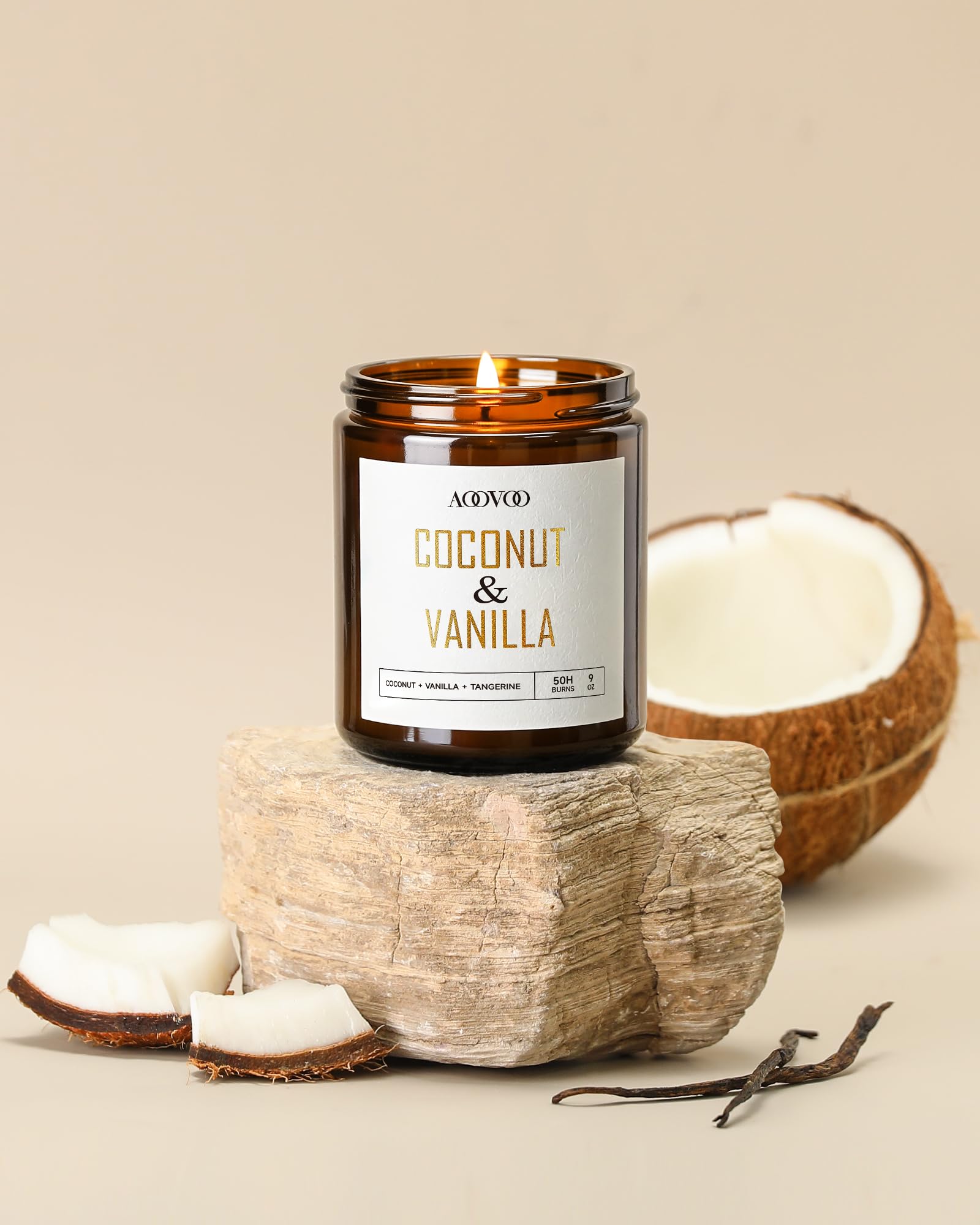 Étiquette dorée sur la bougie AOOVOO Coco Vanille, touche élégante cadeau.
