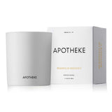 APOTHEKE Signature Magnolia Bougie 11oz, ambiance florale chaleureuse idéale pour le salon.