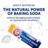 Personne se brossant les dents avec Arm et Hammer Advance White.