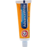 Dentifrice Arm & Hammer appliqué sur une brosse, blanchiment en douceur.