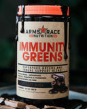 Poudre Immunity Greens prête à être ajoutée dans smoothies.