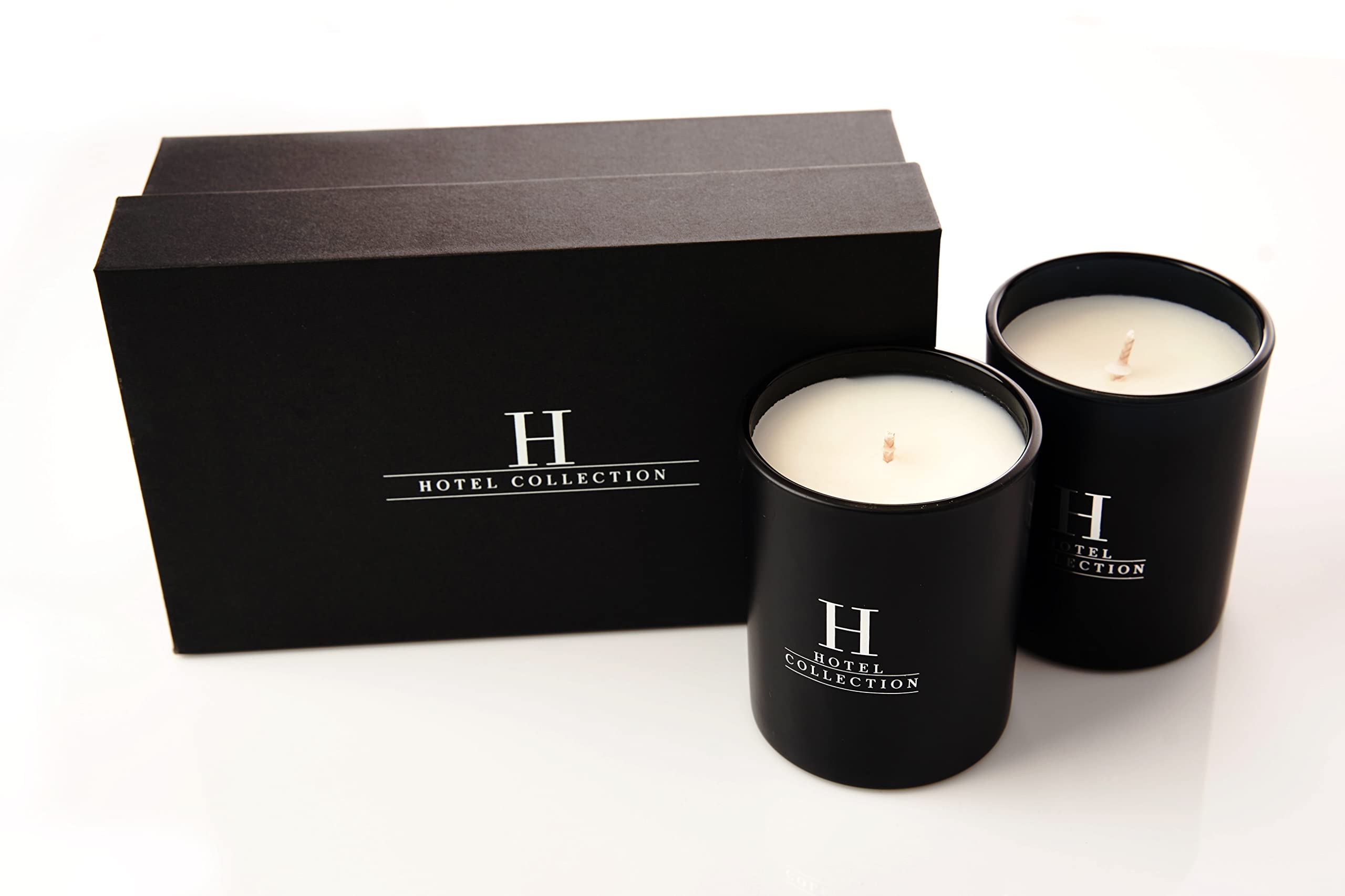 Coffret cadeau Aroma360 avec deux bougies de 8 onces prêt à offrir.