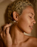 Aromathérapie Associates Deep Relax Roller sur la bouteille, pratique pour le voyage.