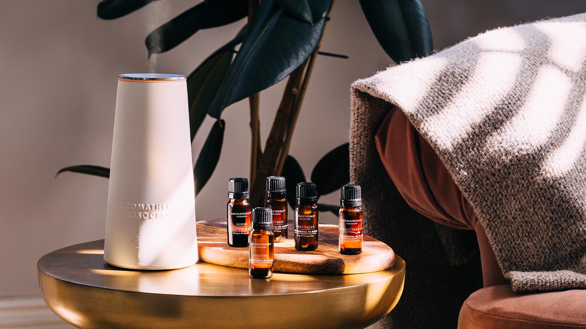 Aromatherapy Associates De-Stress, emballage-luxe: emballage premium qui reflète l'attention artisanale.
