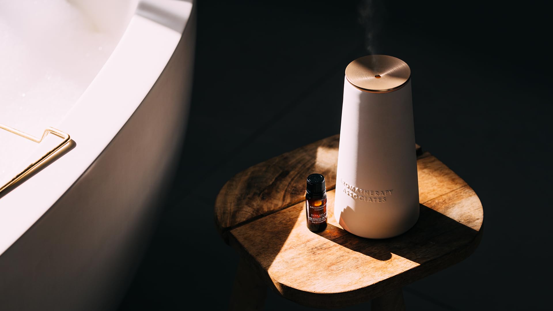 Aromatherapy Associates Deep Relax: vetiver comme base terreuse favorisant la détente nocturne.