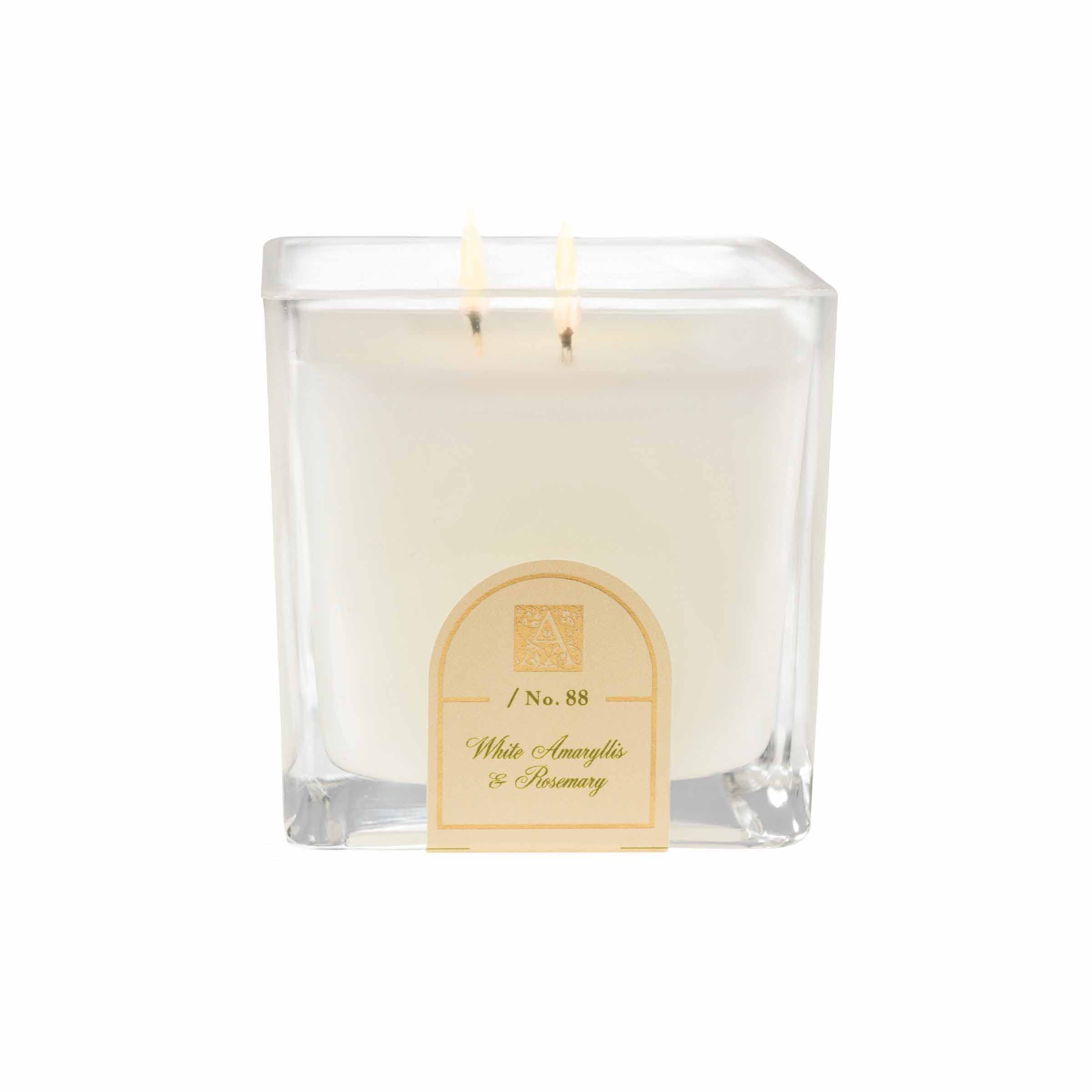 Bougie cube en verre Aromatique Amaryllis blanche et romarin, notes florales et herbacées pour une ambiance raffinée.