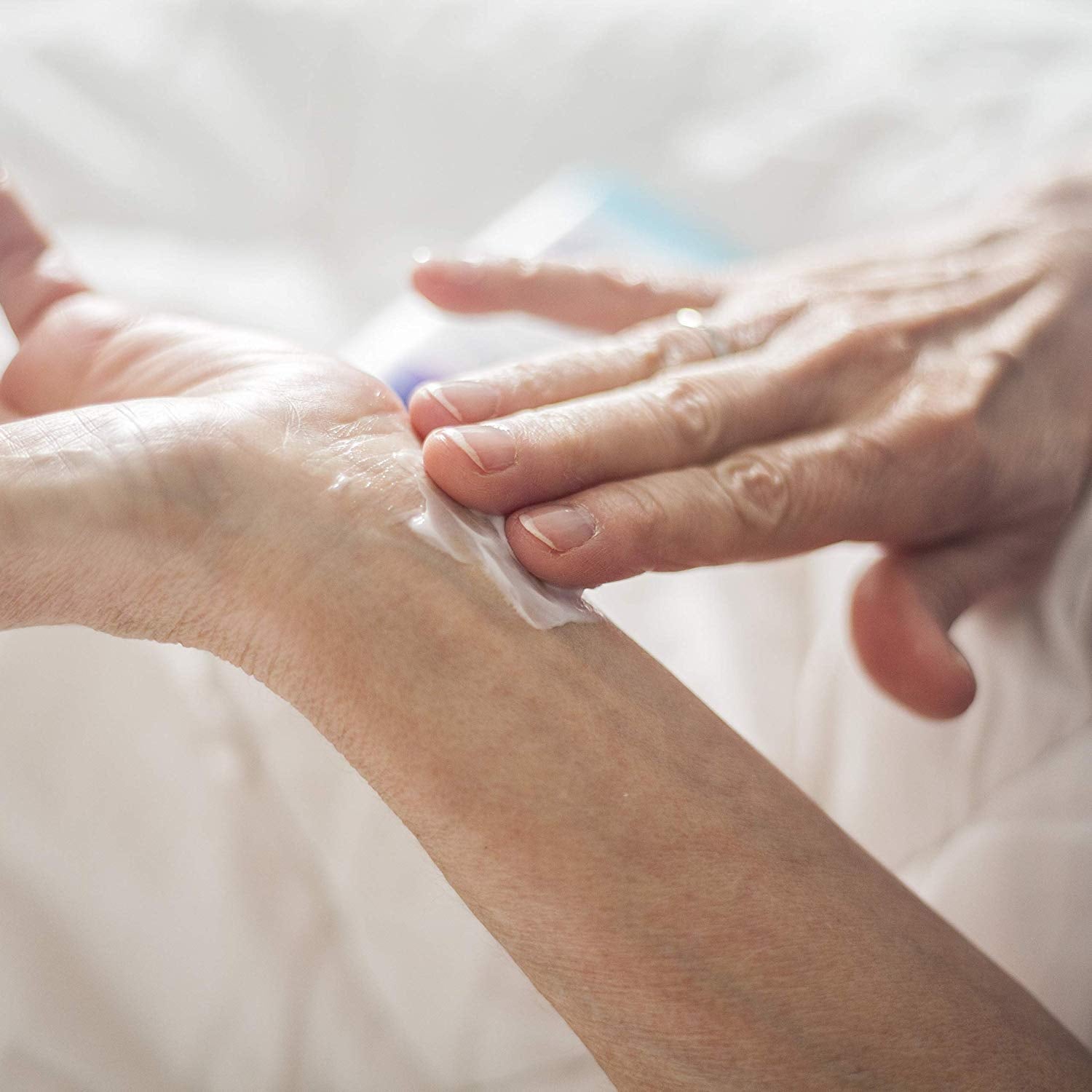 Massage rapide sur le poignet, absorption non grasse.