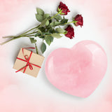 Artistone decoration maison quartz rose, ambiance sereine et chaleureuse.