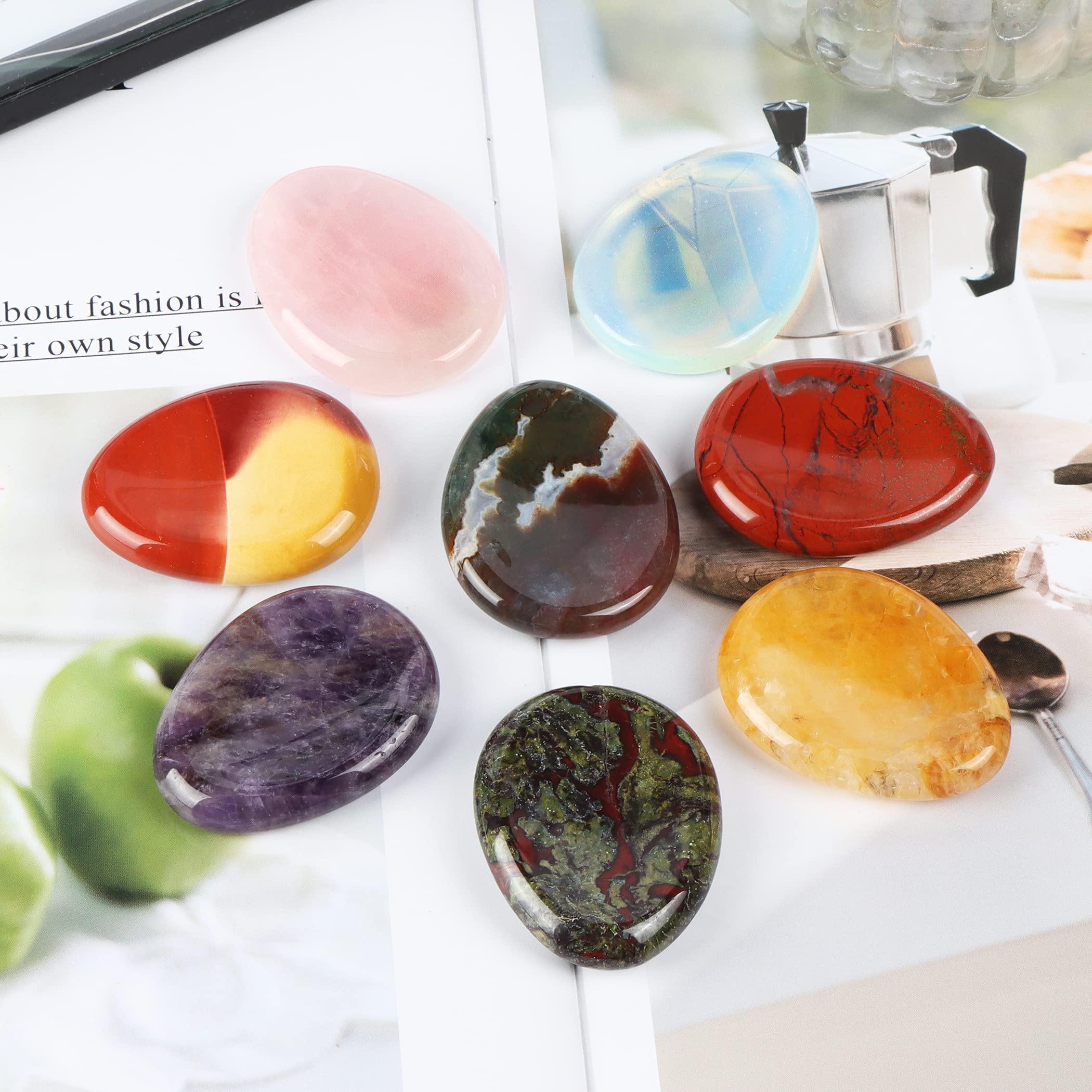 Usage Reiki ou relaxation, Pierre pouce Artistone, support tactile et pratique.