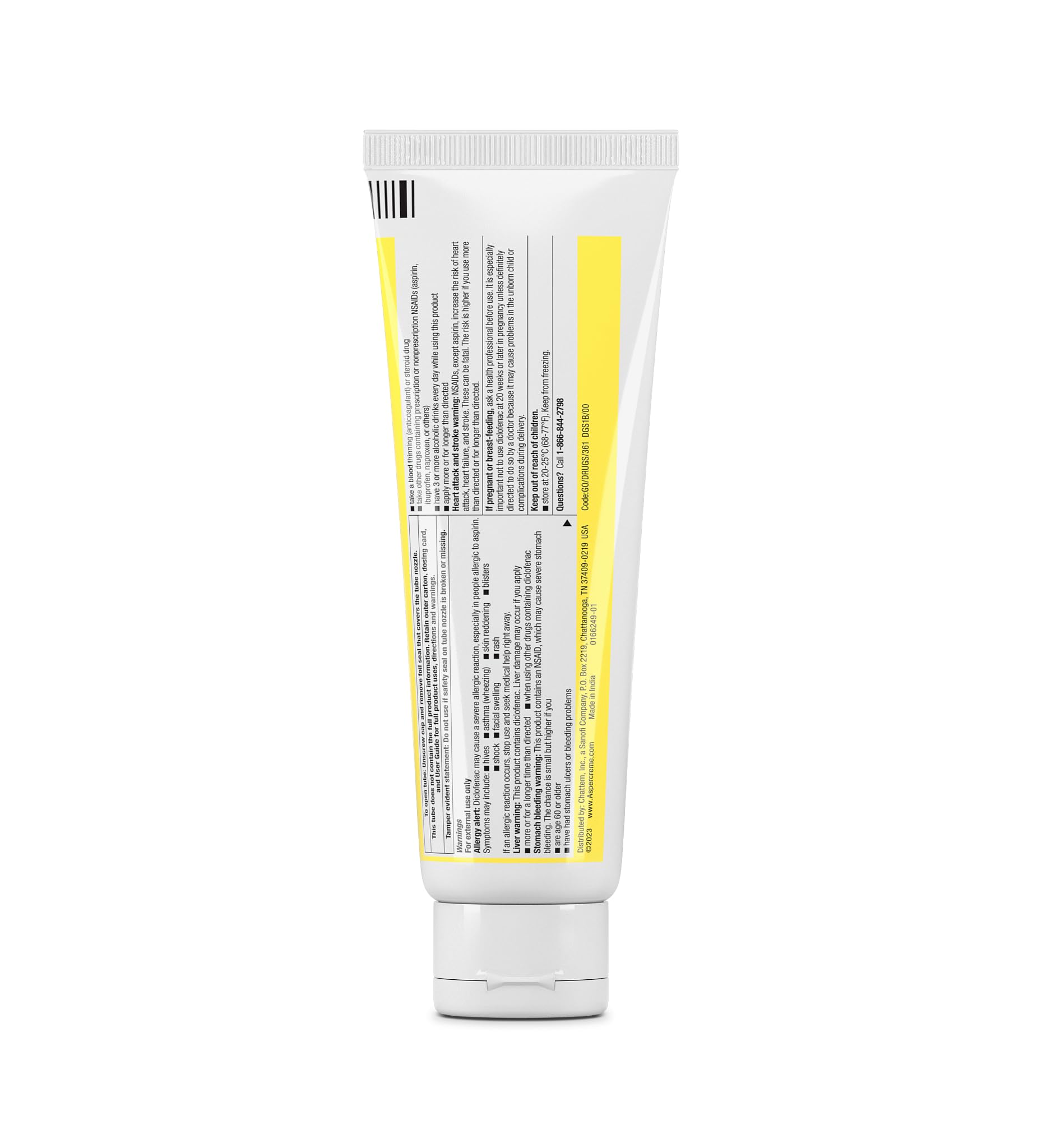 Application du gel Aspercreme sur les articulations des mains.