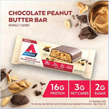Atkins barre-repas chocolat-cacahuète, ingrédients essentiels visibles pour un en-cas équilibré.