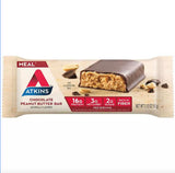 Atkins barre-repas chocolat-cacahuète, texture crèmeuse appréciable lors d'une pause gourmande.
