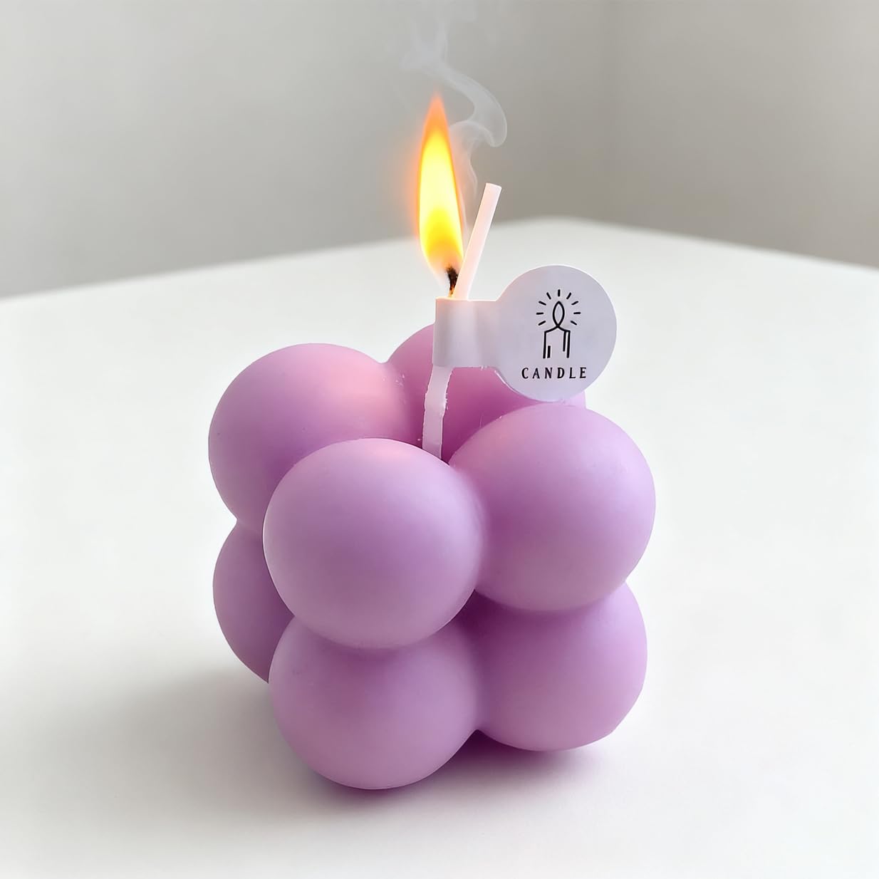 Bougie cube mini déco moderne d'Atojrro, compagnon discret pour le salon