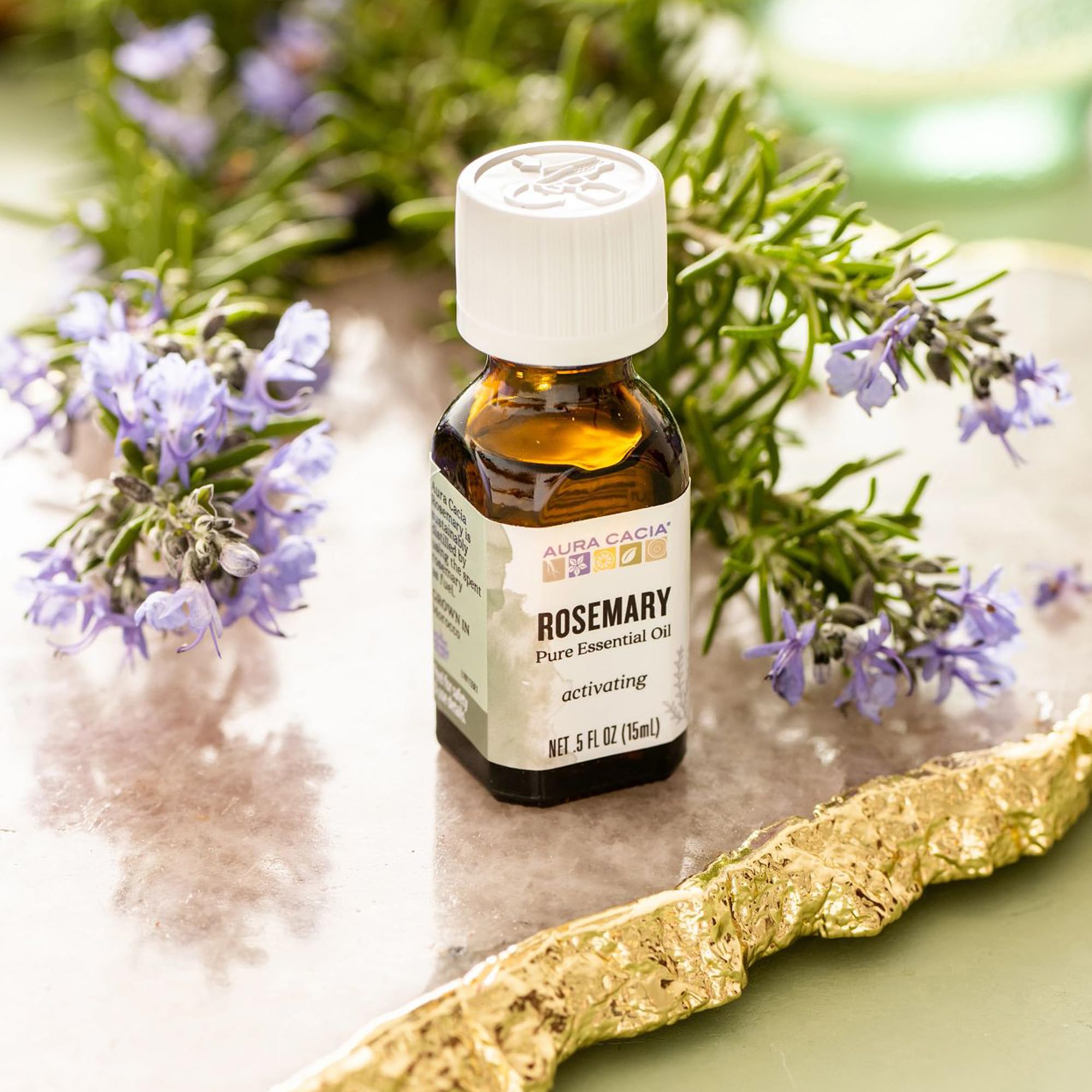 Cheveux plus forts: huile romarin Aura Cacia intégrée aux soins capillaires.