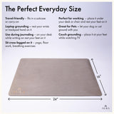 Aura surface argentée du tapis, effet premium et facile d’entretien.
