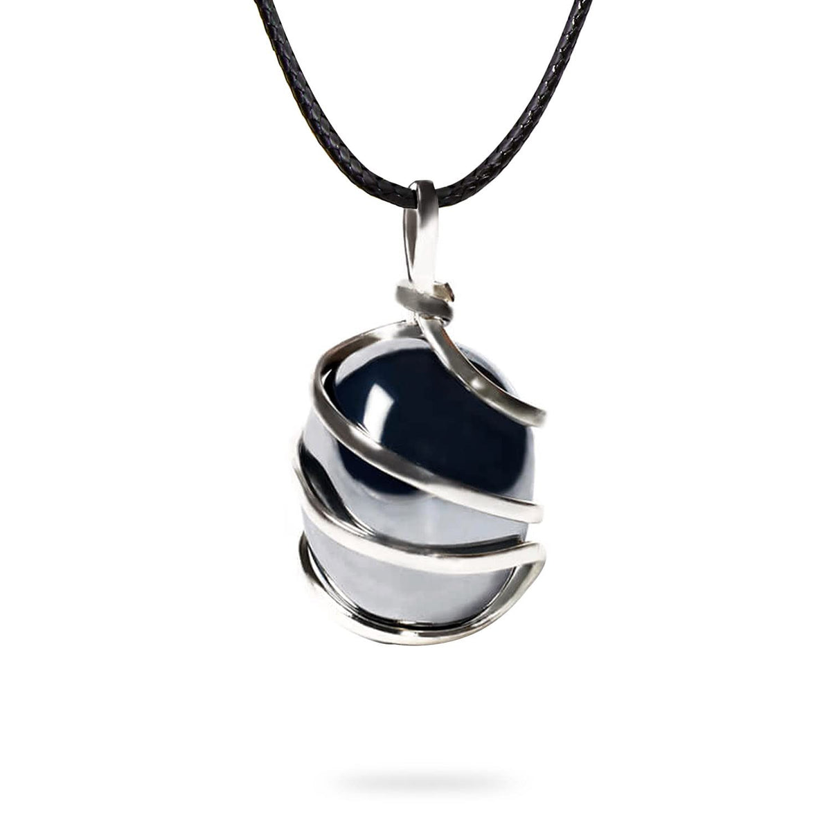Ayana Hematite pendentif plan rapproché, centrage et concentration.