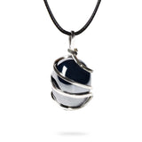 Ayana Hematite pendentif plan rapproché, centrage et concentration.