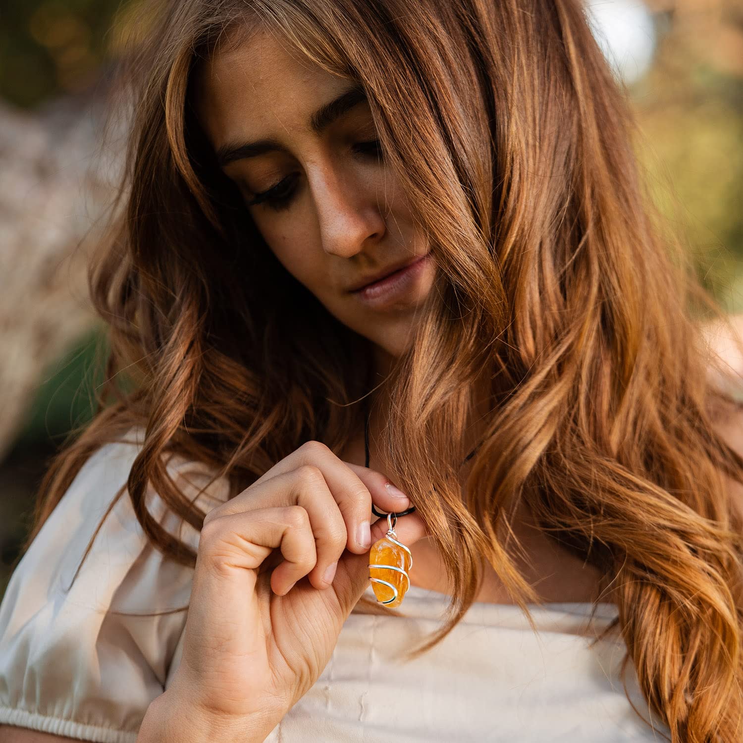 Port quotidien simple – style raffiné et énergie subtile du pendentif.