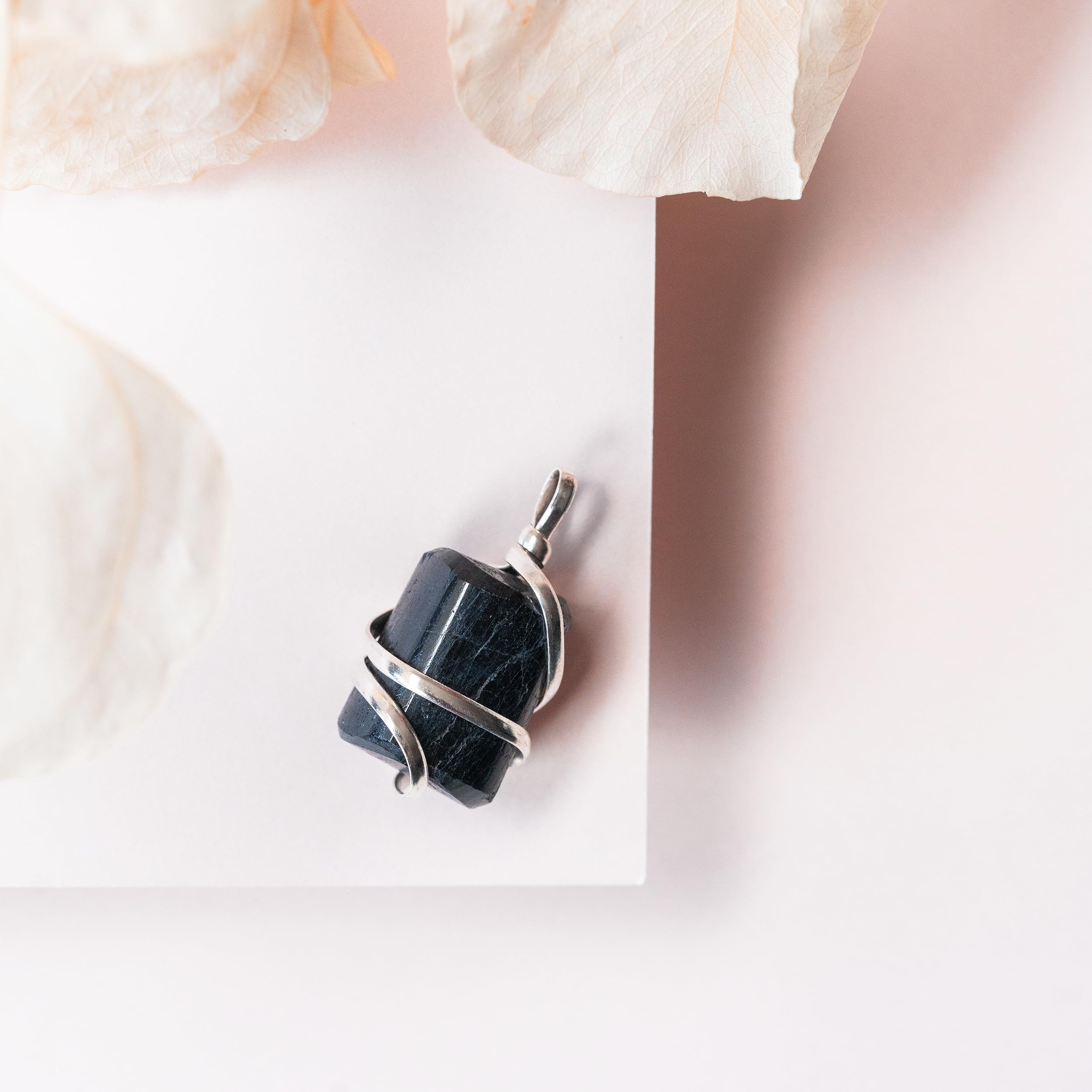 Détail grain tourmaline noire du pendentif Ayana Wellness