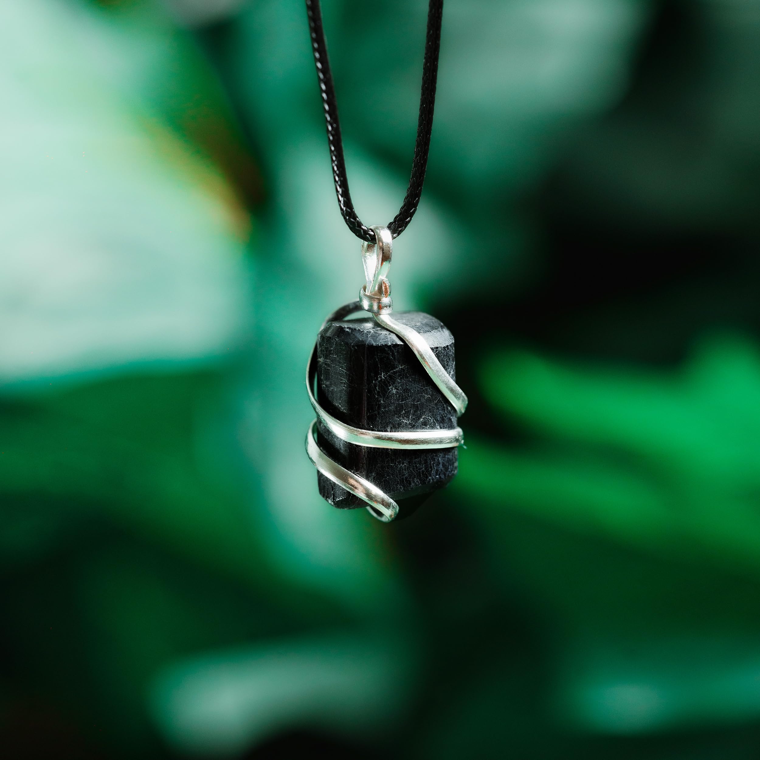 Pendentif tourmaline noire porté sur la poitrine pour centrage