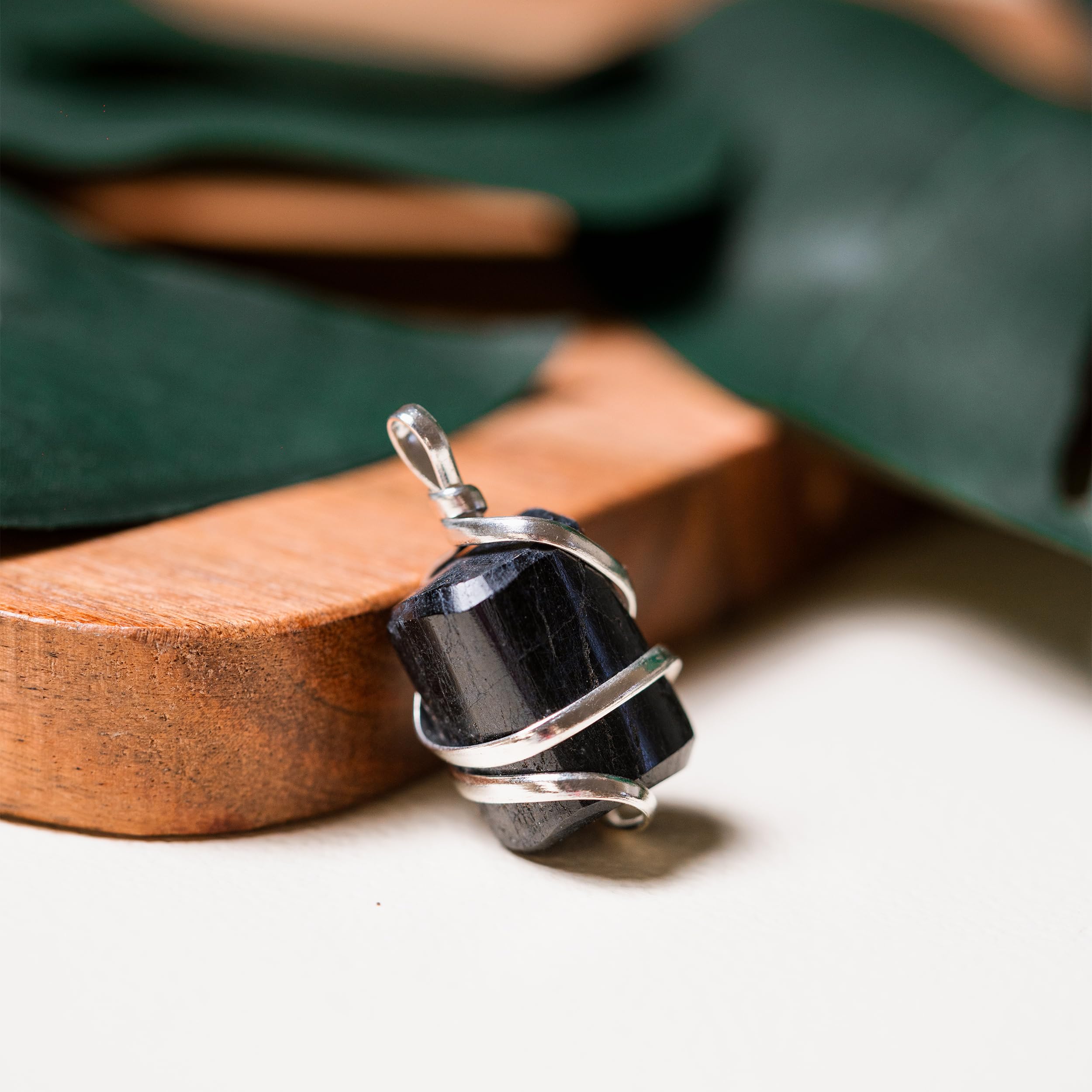 Plan rapproché tourmaline noire sur le pendentif Ayana Wellness
