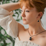 Rituel méditation avec pendentif tourmaline Ayana Wellness