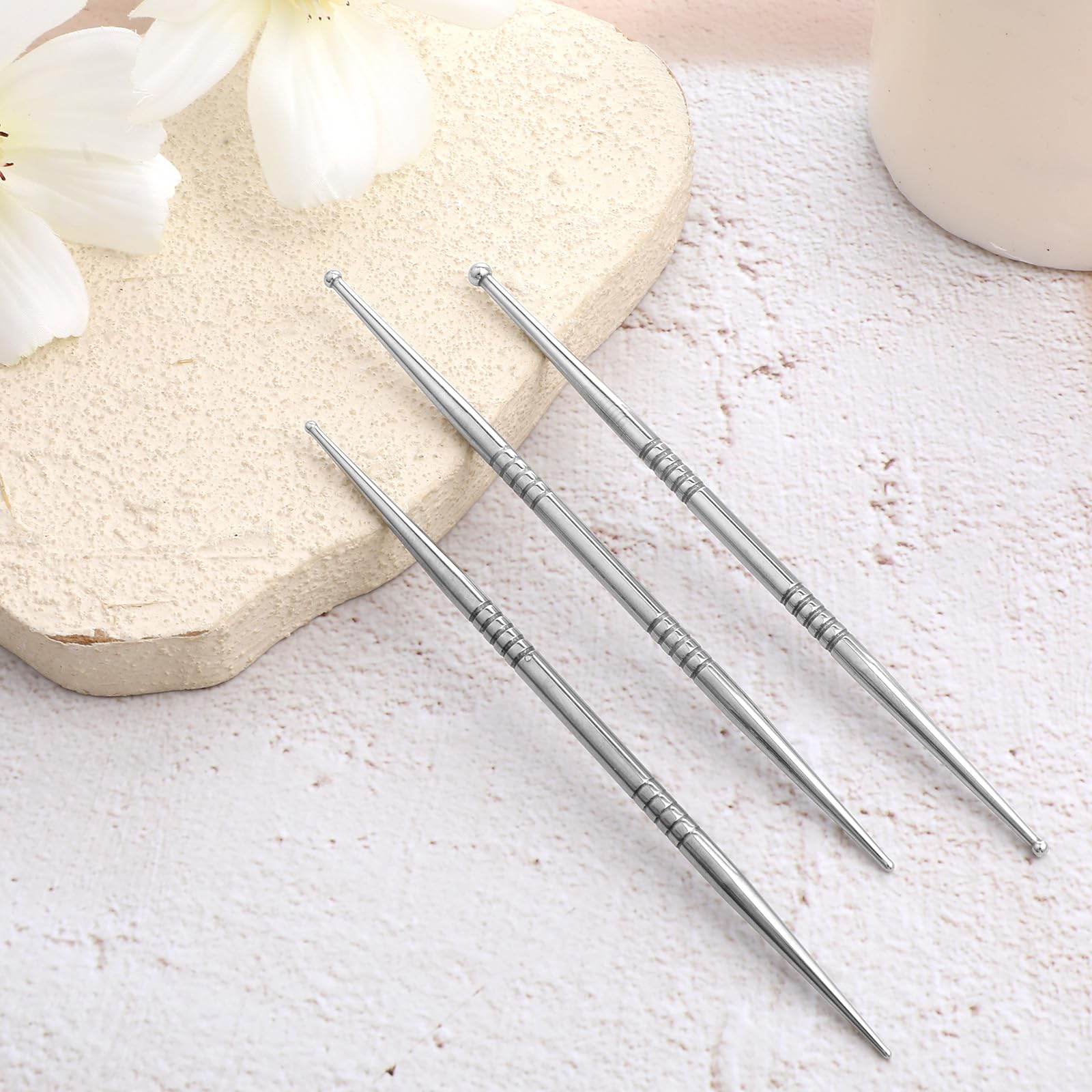 Utilisation du stylo Aysatogc sur le visage pour massage et détente