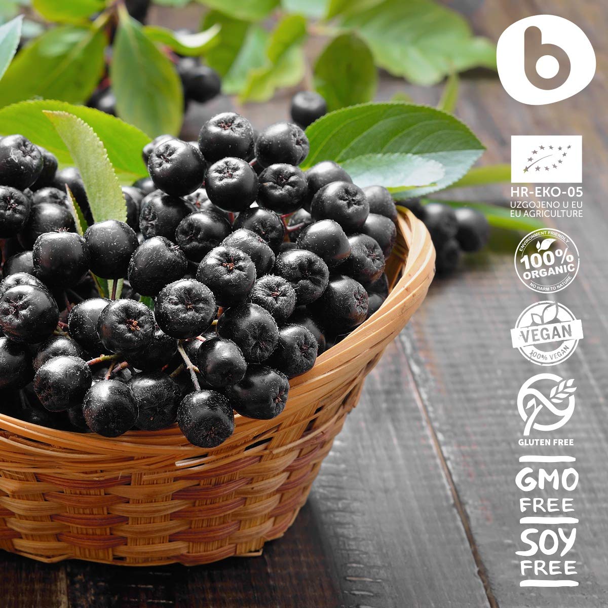 Yaourt garni de poudre d'aronie noire b, couleur vive et nutritive.