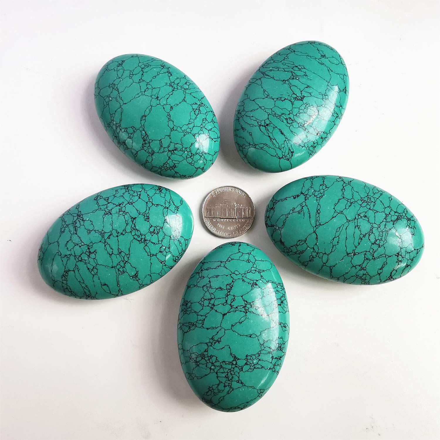 Bacatgem howlite verte synthétique, surface polie, idéale pour le toucher et le confort.