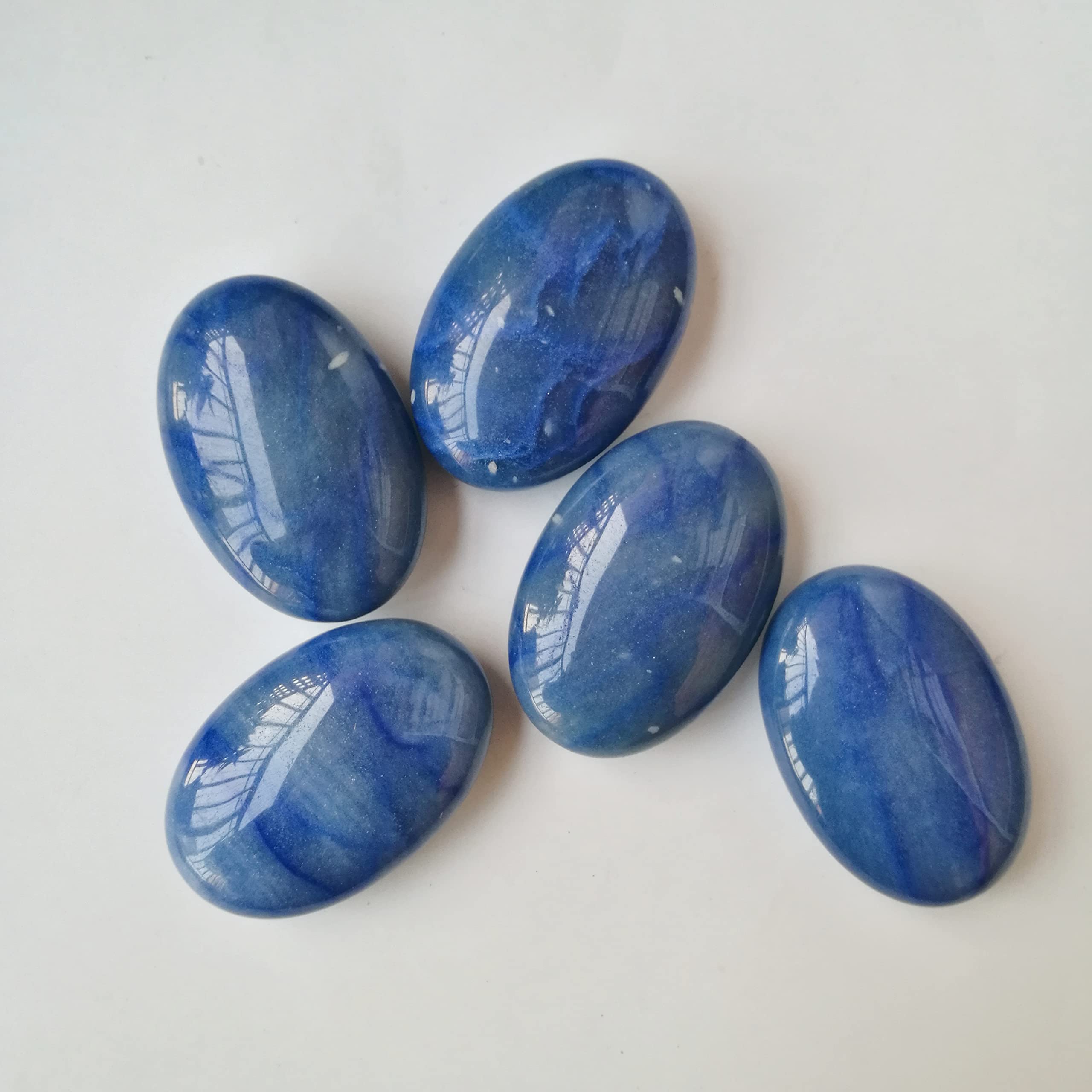 Détails du grain naturel de la pierre ovale aventurine bleue par Bacatgem.