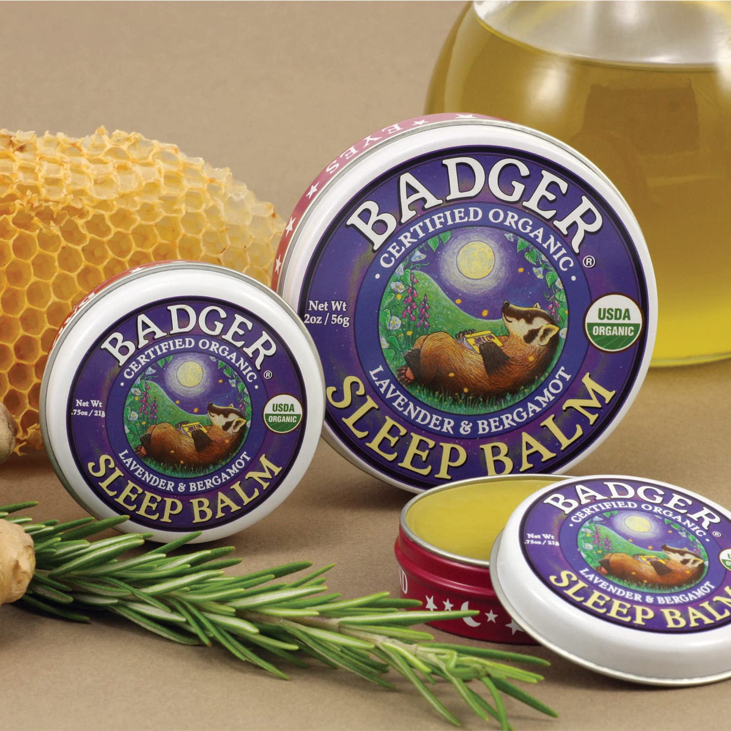 Baume Sommeil Badger sur les mains pour hydratation et arôme relaxant