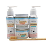 Enfant se brossant les dents avec BALM! Baby pâte dentifrice orange