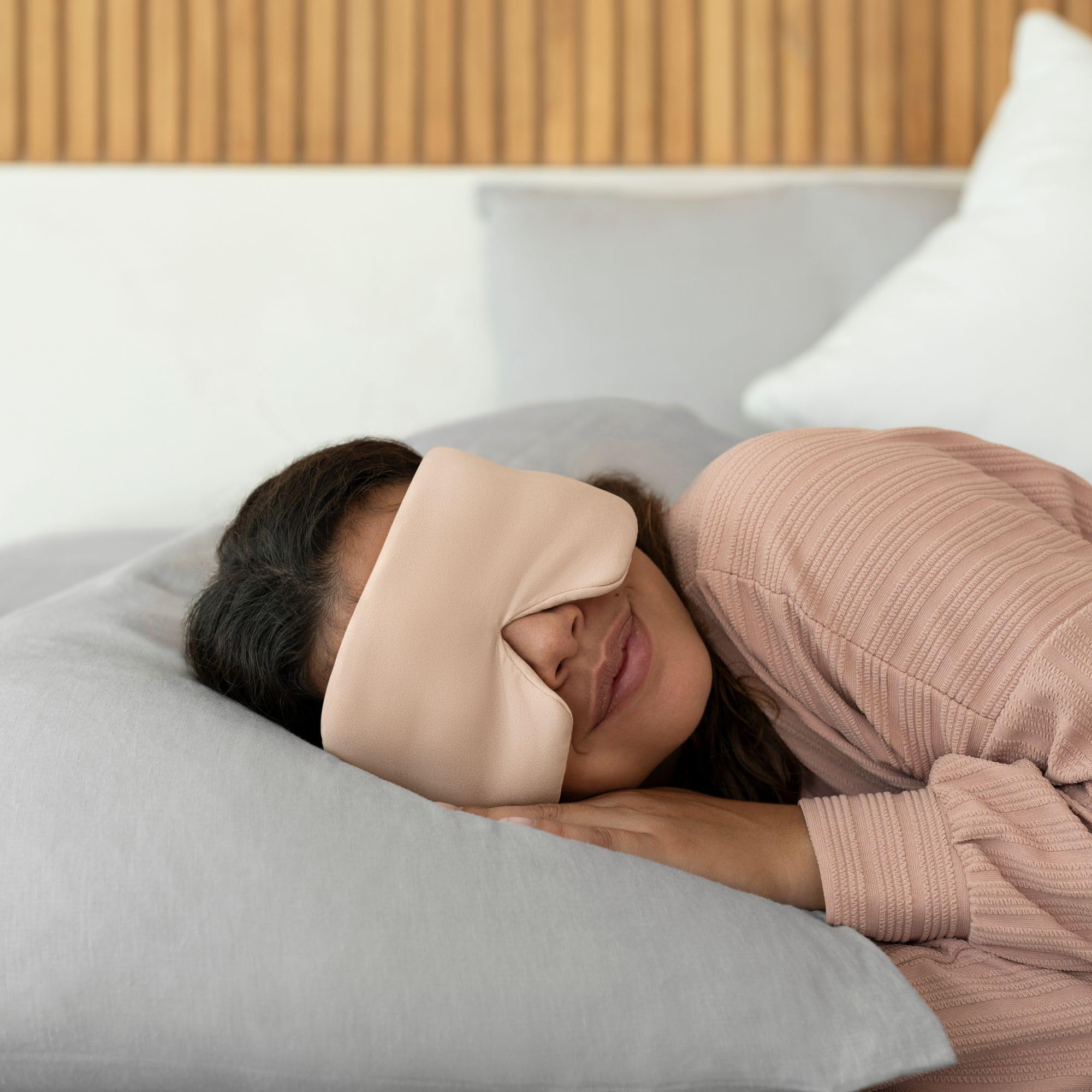 Baloo masque yeux poids soie rose pâle : obscurité douce pour sommeil réparateur.