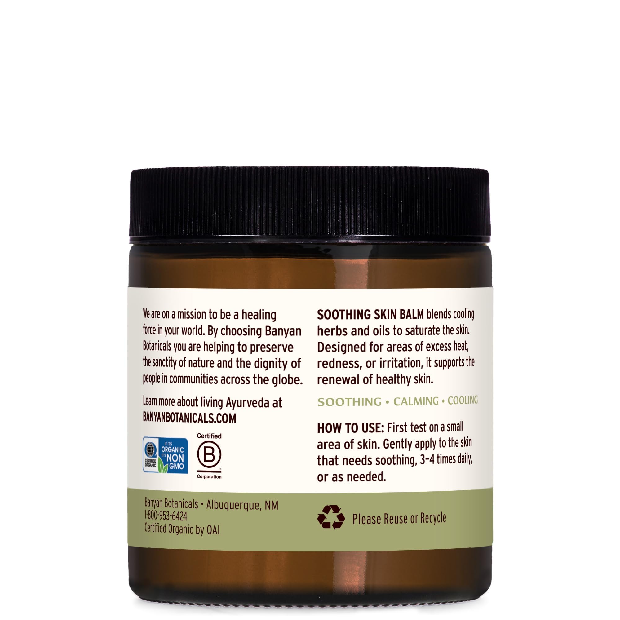 Geste d'application du baume Banyan Botanicals sur la peau, pour un confort rapide.