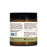 Geste d'application du baume Banyan Botanicals sur la peau, pour un confort rapide.