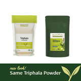 Triphala poudre bio se mélange facilement dans l'eau pour une boisson rapide.