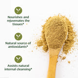 Triphala poudre bio, texture fine, facile à diluer dans l'eau ou le thé.